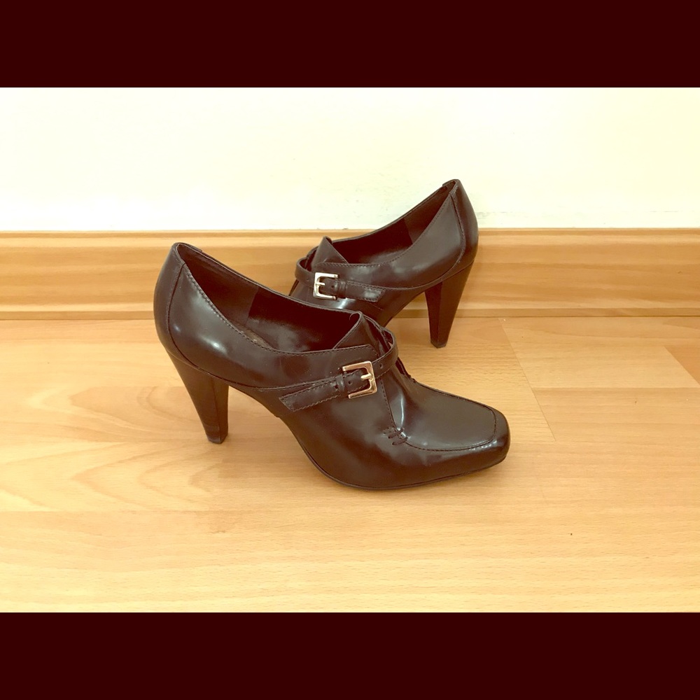 Cute Dark Brown Bandolino closed toe heels
